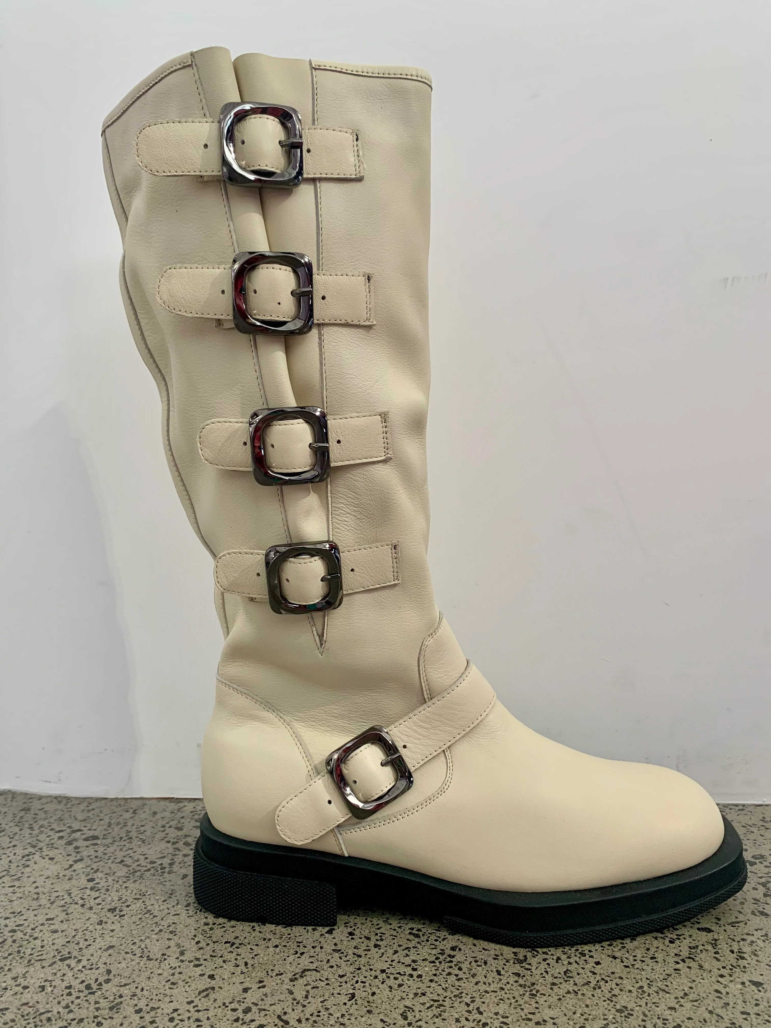 37 SAMPLE - DUCATI/IVORY