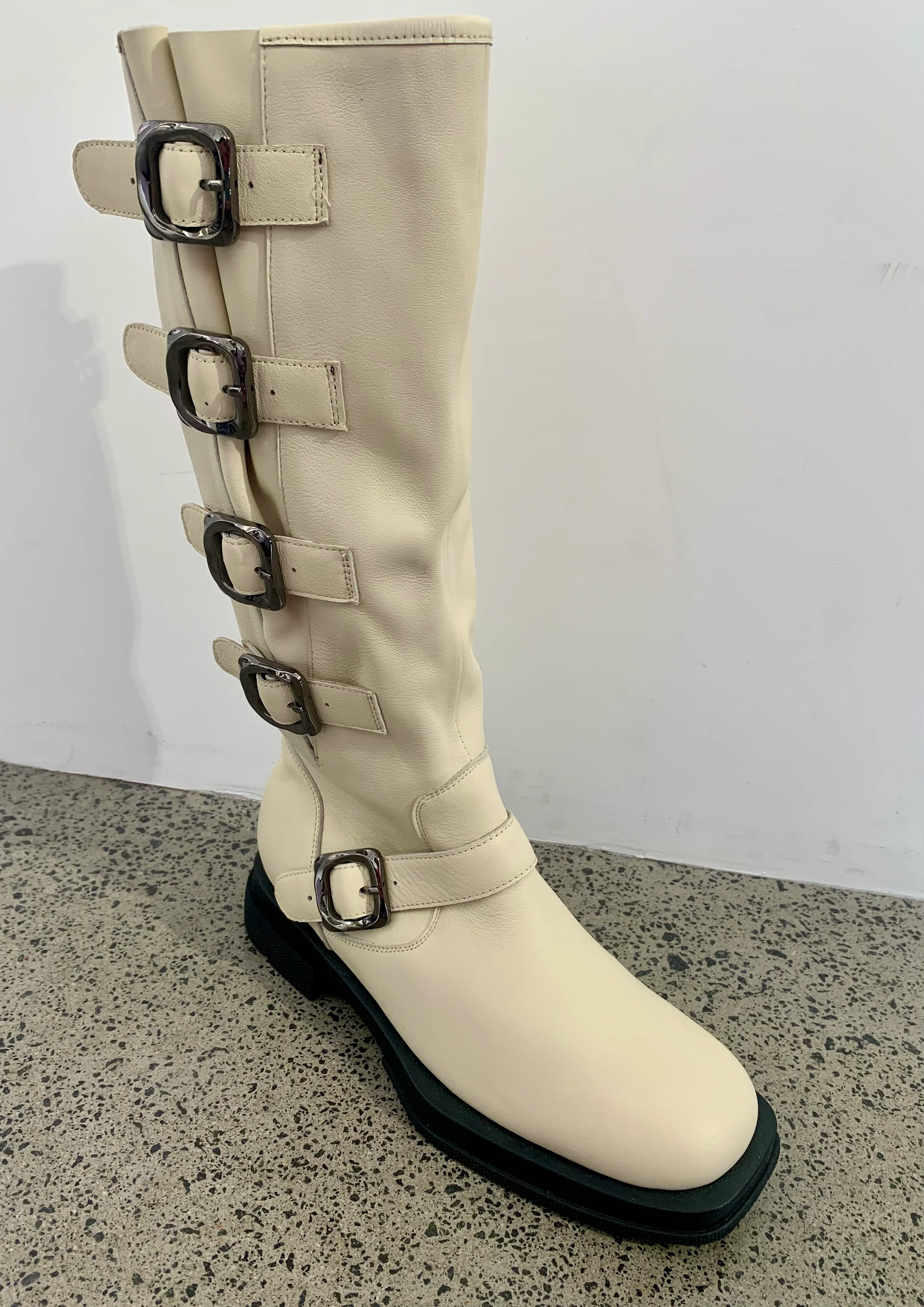 37 SAMPLE - DUCATI/IVORY - Image 2